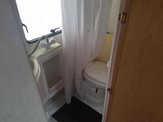                         Przyczepa kempingowa AVONDALE z dużym namiotem 2000 rok - zdjęcie 8
                        