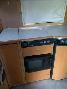                         Przyczepa campingowa Dethleffs Bedium DeLux 2002 r. - zdjęcie 4
                        