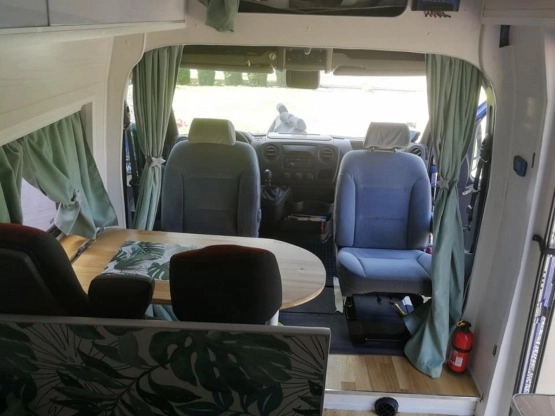                         Kampera Renault Master 2011 r., 4 osobowy - zdjęcie 3
                        