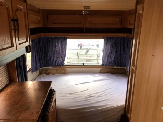                         Przyczepa kempingowa Burstner Lux 3951 - zdjęcie 3
                        