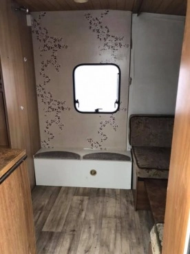                         Przyczepa kempingowa Burstner Lux 3951 - zdjęcie 4
                        