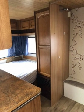                         Przyczepa kempingowa Burstner Lux 3951 - zdjęcie 5
                        