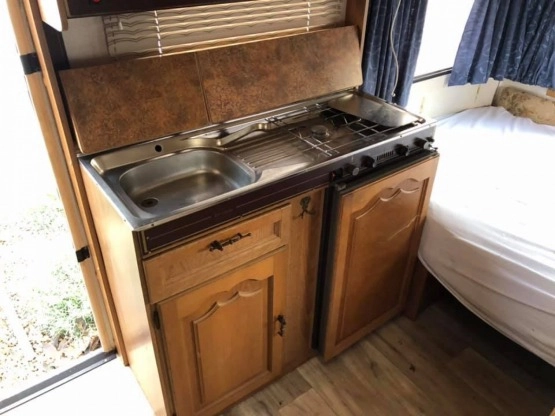                         Przyczepa kempingowa Burstner Lux 3951 - zdjęcie 6
                        