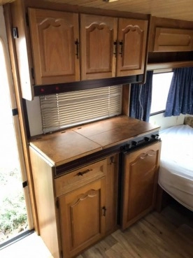                         Przyczepa kempingowa Burstner Lux 3951 - zdjęcie 7
                        