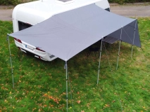                         DASZEK UNIWERSALNY DO PRZYCZEPY KEMPINGOWEJ • PRZEDSIONEK • OSŁONA • MARKIZA / WYMIARY 220 + 400 + 220 x 240 cm. - zdjęcie 7
                        