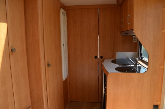                         Przyczepa Kempingowa Hobby 450 De luxe 2005 - zdjęcie 2
                        