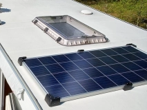                         FOTOWOLTAIKA DO PRZYCZEPY KEMPINGOWEJ LUB KAMPERA • ŁADOWARKA SOLARNA • ZESTAW / MOC 110 W - zdjęcie 1
                        