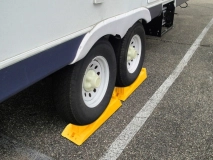                         KLINY POZIOMUJĄCE DO POJAZDÓW KEMPINGOWYCH • NAJAZDY • PODKŁADY POD KOŁA PRZYCZEPY KEMPINGOWEJ LUB KAMPERA / ZESTAW 2 SZT. - zdjęcie 2
                        