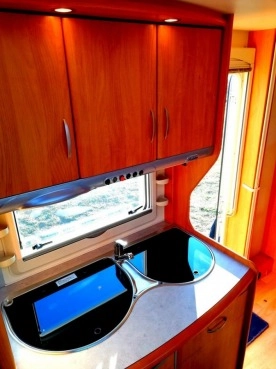                         Hobby 500 KMFe z 2005 roku - zdjęcie 8
                        