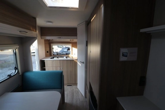                         Przyczepa kempingowa Dethleffs C Joy 420 QSH nowa 2020 - zdjęcie 11
                        