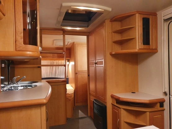                         Hobby Exclusive 540 UFE, rocznik 2003, przedsionek, prysznic, ogrzewanie podłogowe i inne. - zdjęcie 13
                        