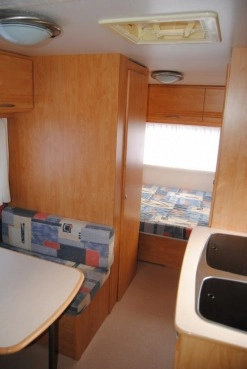                         CARAVELAIR 6 osób! Łóżko piętrowe! Łazienka! Zarejestrowana! DMC 980kg - zdjęcie 3
                        