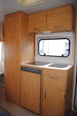                         CARAVELAIR 6 osób! Łóżko piętrowe! Łazienka! Zarejestrowana! DMC 980kg - zdjęcie 6
                        