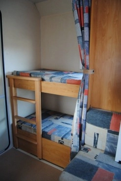                         CARAVELAIR 6 osób! Łóżko piętrowe! Łazienka! Zarejestrowana! DMC 980kg - zdjęcie 7
                        