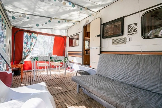                         Sprzedam Przyczepę Knaus Sudwind z przedsionkiem Isabella i drewnianą podłogą - zdjęcie 1
                        