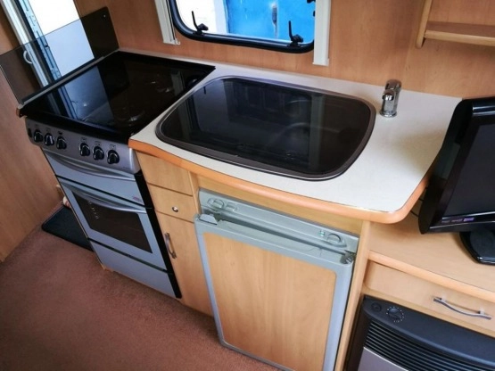                         Przyczepa kempingowa SWIFT 4 os. 2004 z napędem, przedsionkiem, pokrowcem - zdjęcie 10
                        