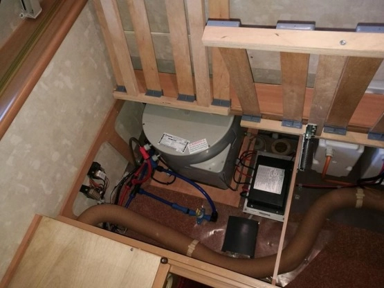                         Przyczepa kempingowa SWIFT 4 os. 2004 z napędem, przedsionkiem, pokrowcem - zdjęcie 13
                        