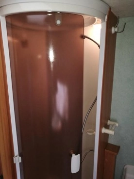                         Przyczepa kempingowa SWIFT 4 os. 2004 z napędem, przedsionkiem, pokrowcem - zdjęcie 15
                        