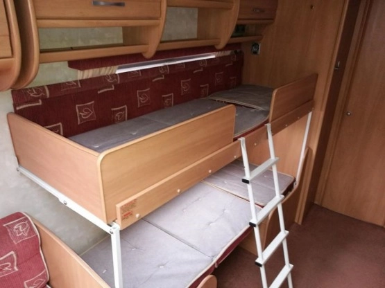                         Przyczepa kempingowa SWIFT 4 os. 2004 z napędem, przedsionkiem, pokrowcem - zdjęcie 17
                        