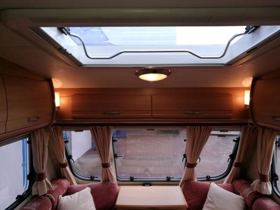                         Przyczepa kempingowa SWIFT 4 os. 2004 z napędem, przedsionkiem, pokrowcem - zdjęcie 22
                        