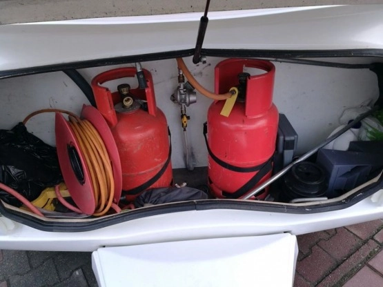                         Przyczepa kempingowa SWIFT 4 os. 2004 z napędem, przedsionkiem, pokrowcem - zdjęcie 24
                        