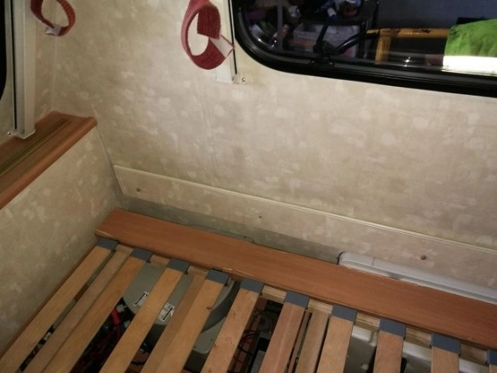                         Przyczepa kempingowa SWIFT 4 os. 2004 z napędem, przedsionkiem, pokrowcem - zdjęcie 26
                        