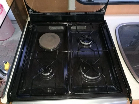                         Przyczepa kempingowa SWIFT 4 os. 2004 z napędem, przedsionkiem, pokrowcem - zdjęcie 27
                        