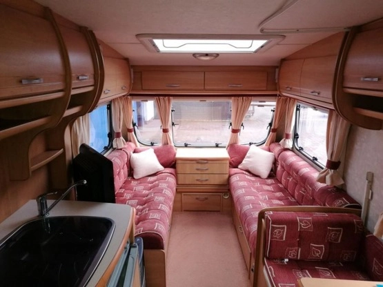                         Przyczepa kempingowa SWIFT 4 os. 2004 z napędem, przedsionkiem, pokrowcem - zdjęcie 28
                        