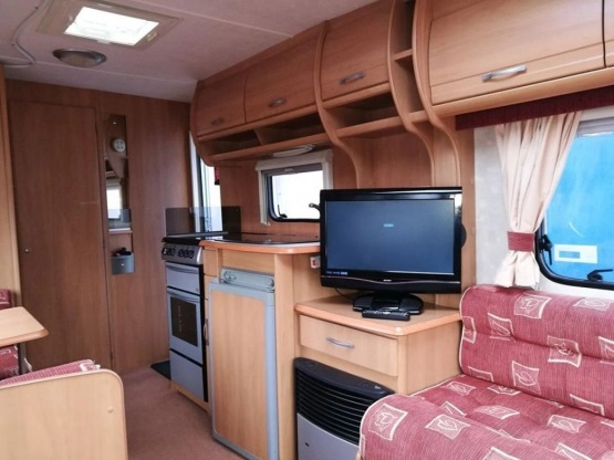                         Przyczepa kempingowa SWIFT 4 os. 2004 z napędem, przedsionkiem, pokrowcem - zdjęcie 29
                        