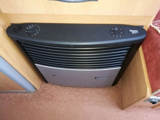                         Przyczepa kempingowa SWIFT 4 os. 2004 z napędem, przedsionkiem, pokrowcem - zdjęcie 2
                        