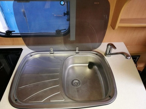                         Przyczepa kempingowa SWIFT 4 os. 2004 z napędem, przedsionkiem, pokrowcem - zdjęcie 30
                        