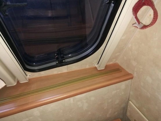                         Przyczepa kempingowa SWIFT 4 os. 2004 z napędem, przedsionkiem, pokrowcem - zdjęcie 31
                        