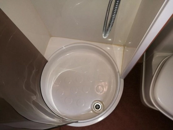                         Przyczepa kempingowa SWIFT 4 os. 2004 z napędem, przedsionkiem, pokrowcem - zdjęcie 32
                        