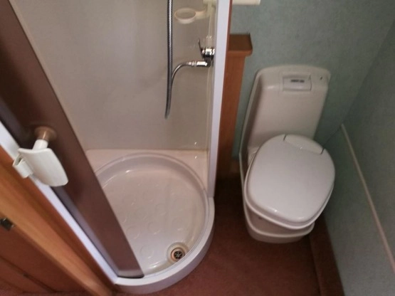                         Przyczepa kempingowa SWIFT 4 os. 2004 z napędem, przedsionkiem, pokrowcem - zdjęcie 33
                        