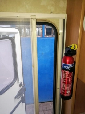                         Przyczepa kempingowa SWIFT 4 os. 2004 z napędem, przedsionkiem, pokrowcem - zdjęcie 34
                        