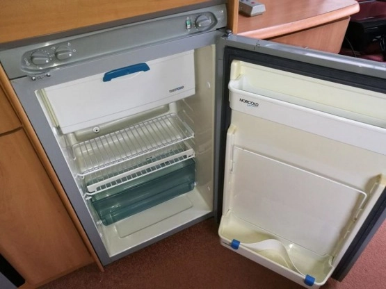                         Przyczepa kempingowa SWIFT 4 os. 2004 z napędem, przedsionkiem, pokrowcem - zdjęcie 35
                        