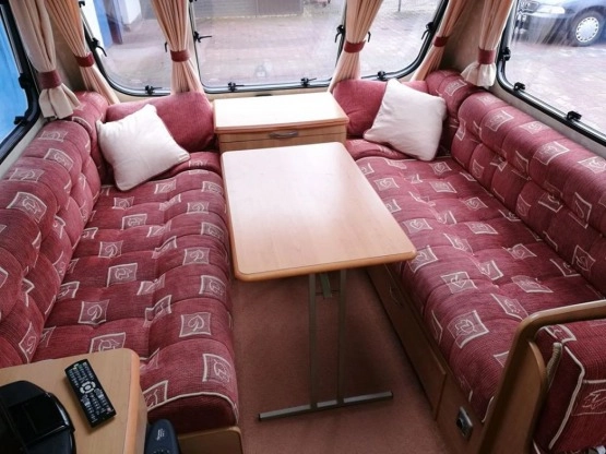                         Przyczepa kempingowa SWIFT 4 os. 2004 z napędem, przedsionkiem, pokrowcem - zdjęcie 36
                        