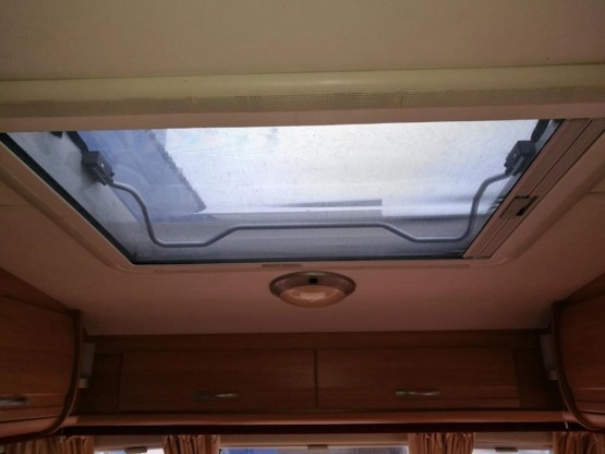                         Przyczepa kempingowa SWIFT 4 os. 2004 z napędem, przedsionkiem, pokrowcem - zdjęcie 37
                        