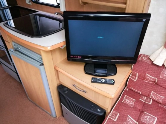                         Przyczepa kempingowa SWIFT 4 os. 2004 z napędem, przedsionkiem, pokrowcem - zdjęcie 41
                        