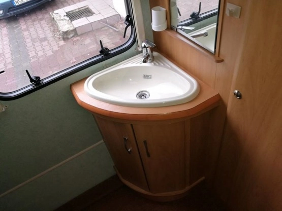                         Przyczepa kempingowa SWIFT 4 os. 2004 z napędem, przedsionkiem, pokrowcem - zdjęcie 4
                        