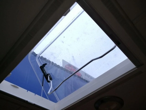                         Przyczepa kempingowa SWIFT 4 os. 2004 z napędem, przedsionkiem, pokrowcem - zdjęcie 9
                        