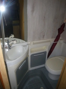                         Sprzedam Camper-Fiat Ducato (z alkową)-1995r-140 tys.km-5 osobowy-bardzo zadbany - zdjęcie 10
                        