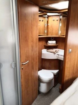                         Carthago C-Tourer T150 H PLUS 3.5T ALKO SAT Solar Bittner 1800W NAVI HAK El. Łóżko Wer. Zimowa - zdjęcie 11
                        