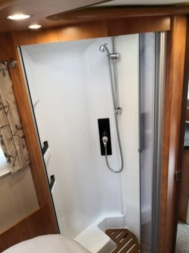                         Carthago C-Tourer T150 H PLUS 3.5T ALKO SAT Solar Bittner 1800W NAVI HAK El. Łóżko Wer. Zimowa - zdjęcie 8
                        