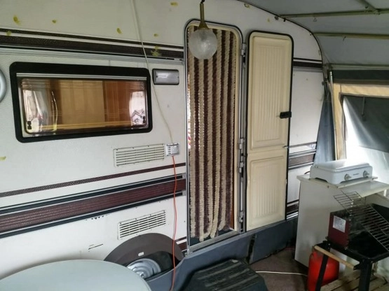                         Przyczepa kempingowa z miejscem nad jeziorem Lubikowskim - zdjęcie 1
                        