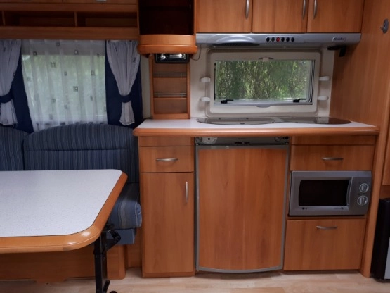                         Przyczepa kempingowa Hobby 540 UK DeLuxe Easy z przedsionkiem. 2005 r. - zdjęcie 10
                        