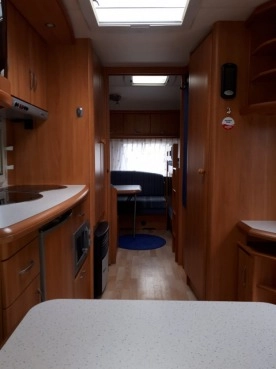                         Przyczepa kempingowa Hobby 540 UK DeLuxe Easy z przedsionkiem. 2005 r. - zdjęcie 2
                        