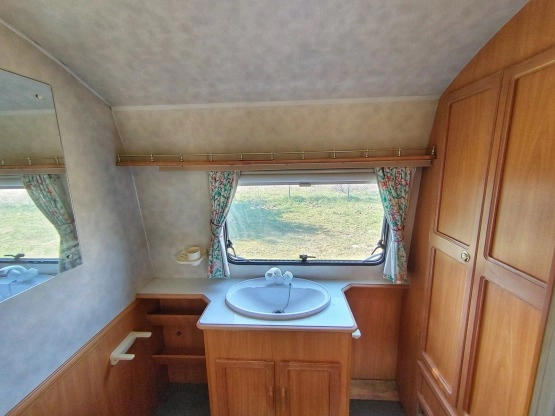                         Przyczepa Avondale Rialto 550-4, 4-osobowa, 2000r, + moto mover!!! - zdjęcie 2
                        