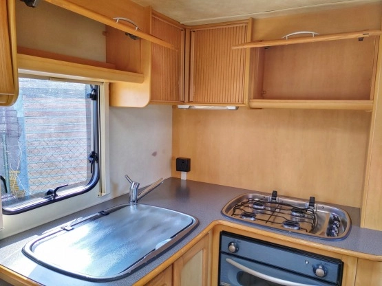                         Elddis Firestorm 472 + przedsionek, 2005r, 2-3osobowa, z łazienką - zdjęcie 2
                        