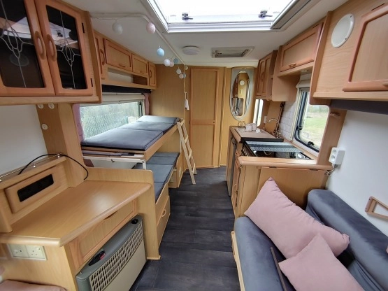                         Bailey Pageant Moselle 2000 + mover, 4/5 osobowa, łazienka, przyczepa - zdjęcie 8
                        